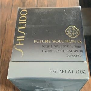 Future Solution LX Total Protective Cream SPF 18